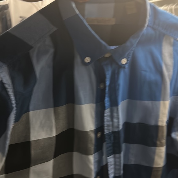 Like new Burberry shirt awesome shirt doesn’t fit nor more - Picture 4 of 5